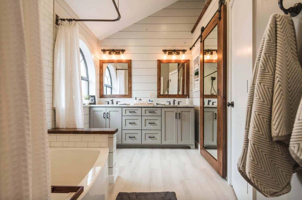farmhouse bathroom