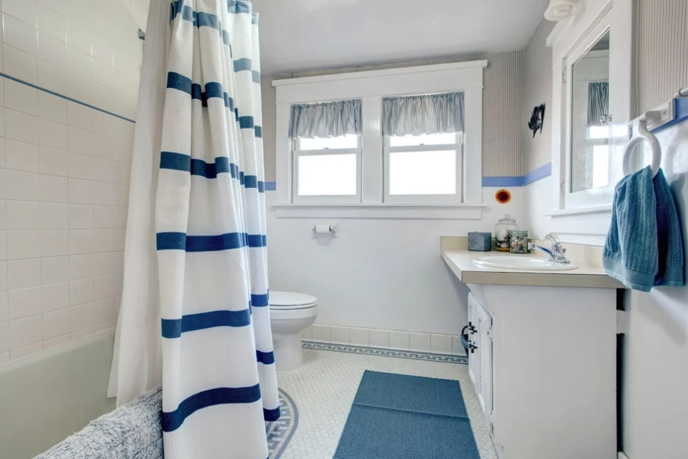 bathroom curtains matched well with the bathroom design