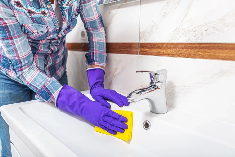 cleaning bathroom sink with fibre and glows