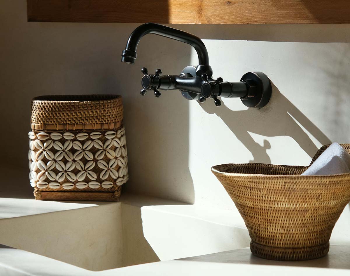  matte black faucet wall-mounted in the rustic bathroom