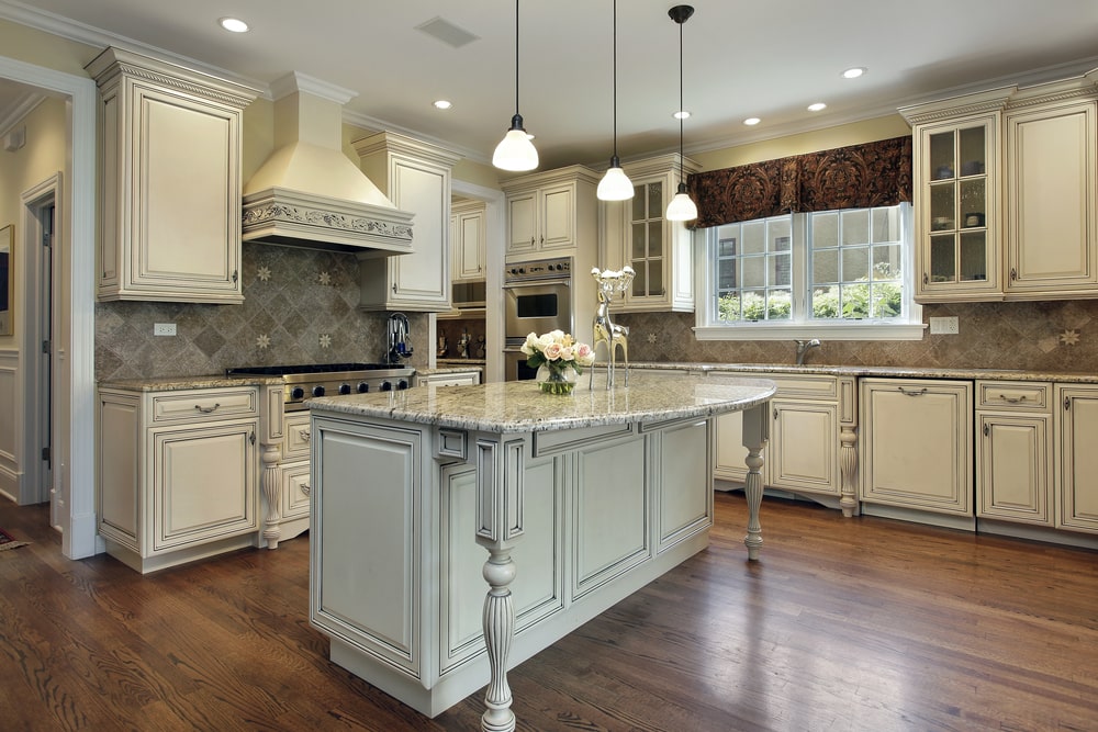 Classic style L-shaped kitchen with island