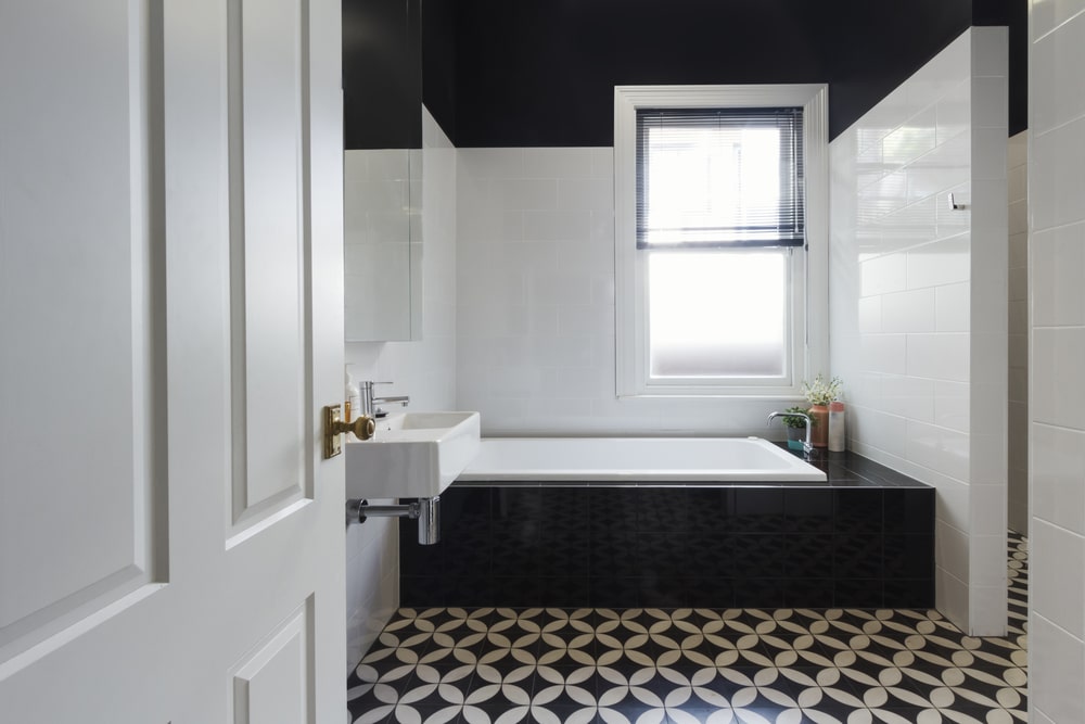 black and white ensuite bathroom design, perfect layout for couple