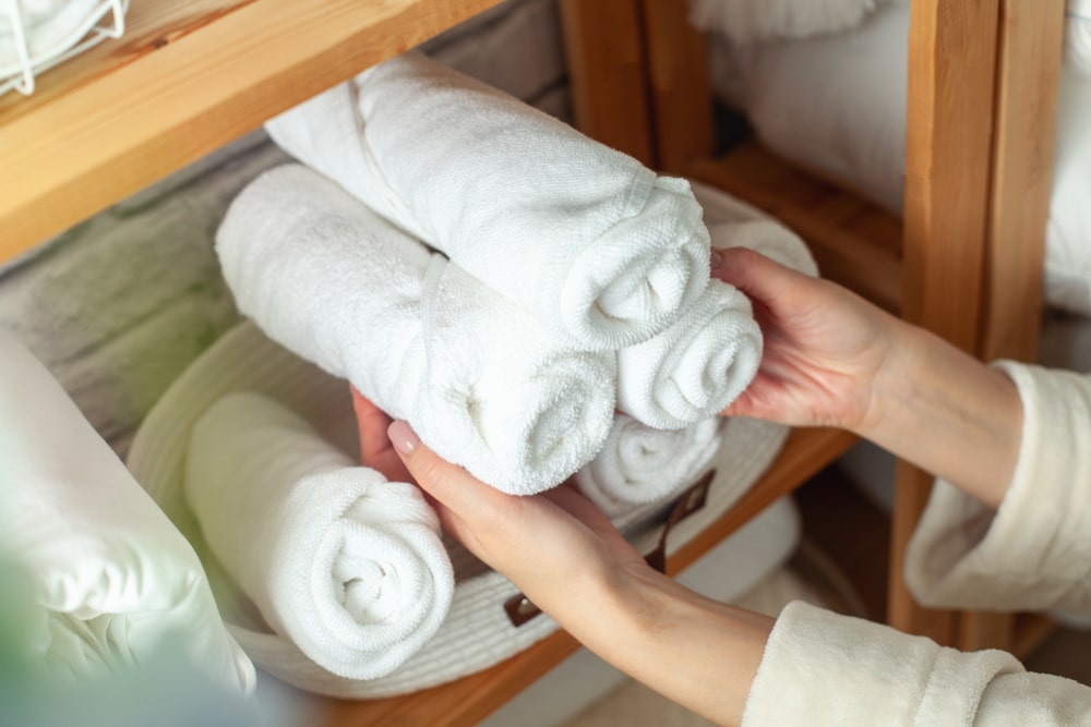 ideas to store towels in a bathroom